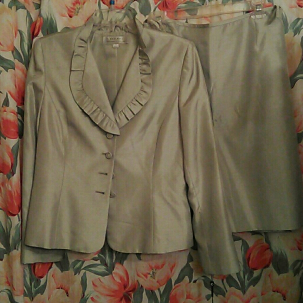 Tahari Arthur S Levine skirt suit